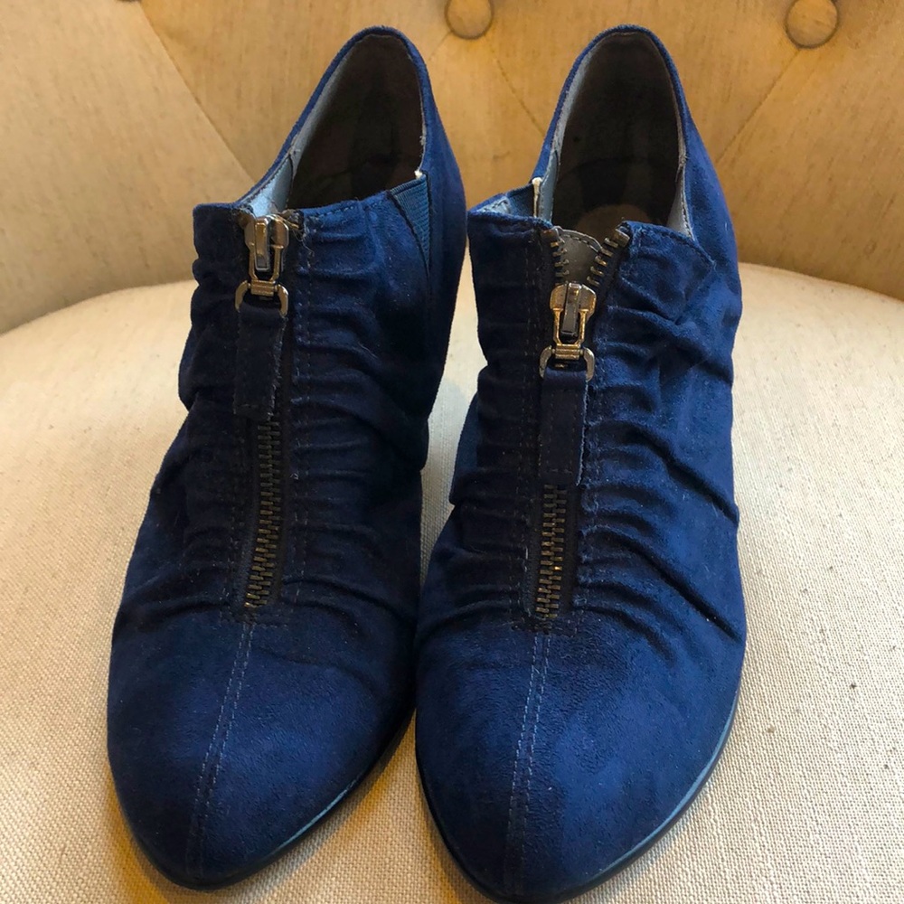 Aerosoles Jalapeño Navy Suede Booties